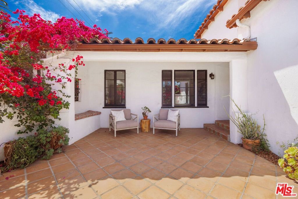 Image 4 of property listing at 1663 S Genesee Avenue, Los Angeles, CA 90019
