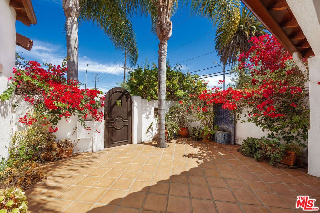 Image 5 of property listing at 1663 S Genesee Avenue, Los Angeles, CA 90019