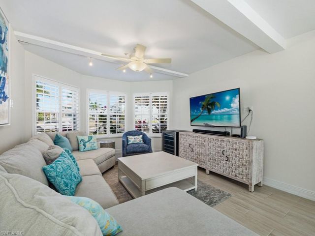 390 Oak AVE, Naples, FL 34108