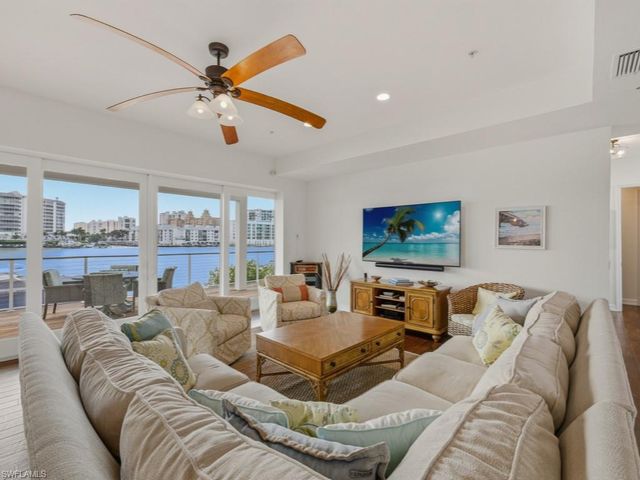 390 Oak AVE, Naples, FL 34108