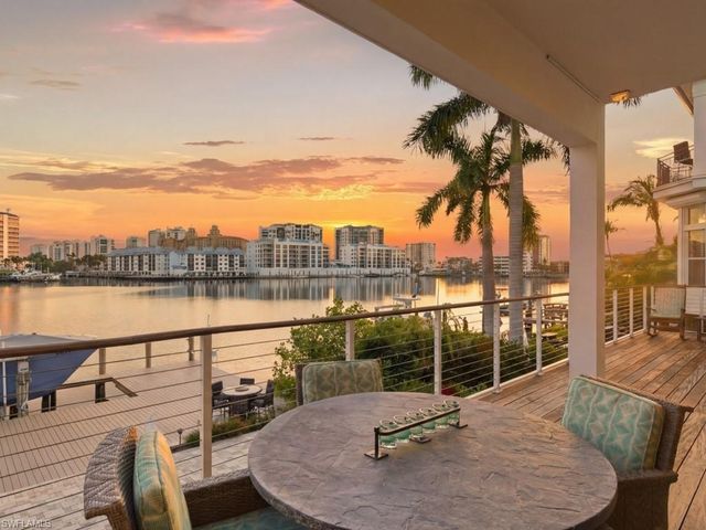 390 Oak AVE, Naples, FL 34108