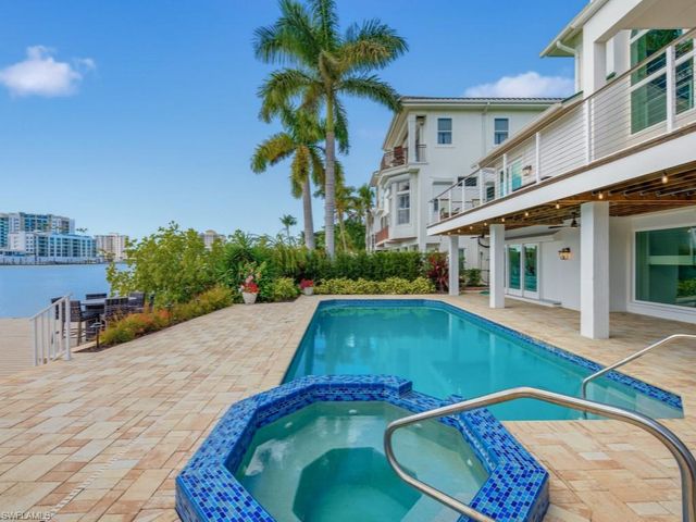 390 Oak AVE, Naples, FL 34108