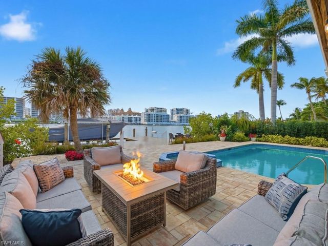 390 Oak AVE, Naples, FL 34108