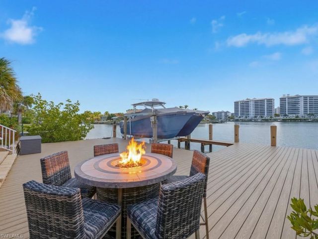 390 Oak AVE, Naples, FL 34108