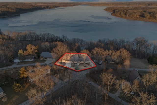 1896 Sunset Drive NE, Solon, IA 52333