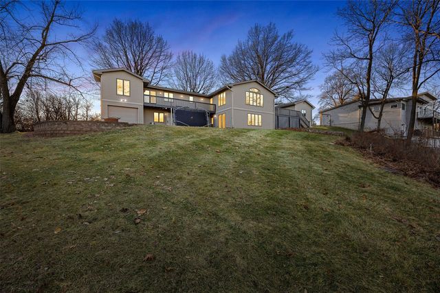 1896 Sunset Drive NE, Solon, IA 52333