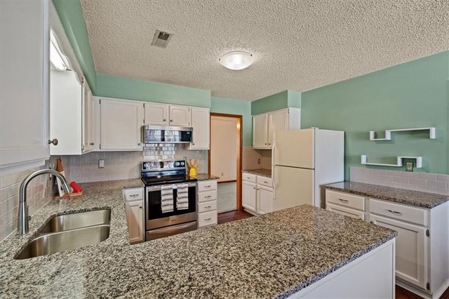 2729 Pebble Lane, Lawrence, KS 66047