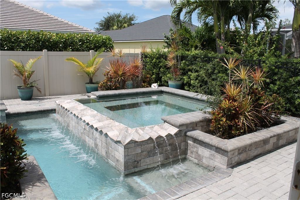 Image 12 of property listing at 2736 Lambay CT, Cape Coral, FL 33991