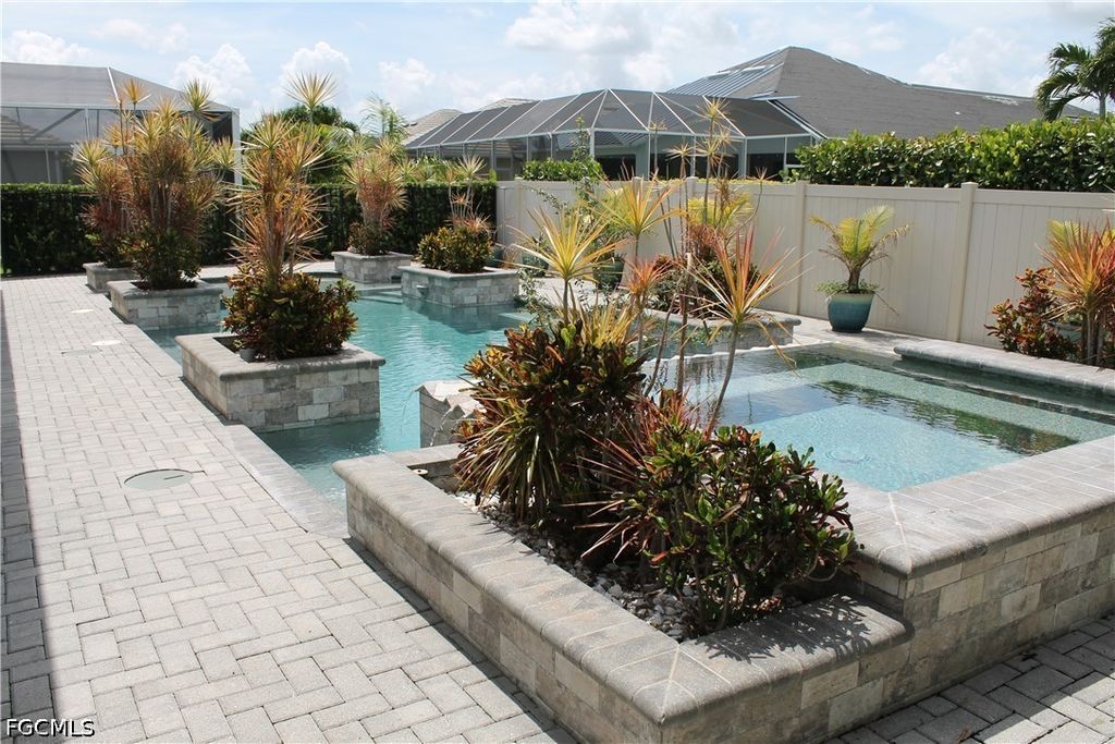 Image 13 of property listing at 2736 Lambay CT, Cape Coral, FL 33991