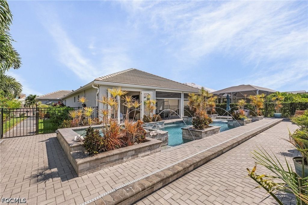 Image 14 of property listing at 2736 Lambay CT, Cape Coral, FL 33991