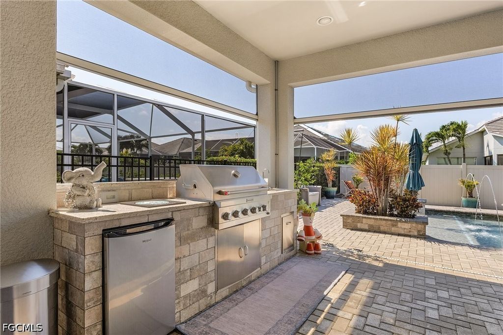 Image 15 of property listing at 2736 Lambay CT, Cape Coral, FL 33991