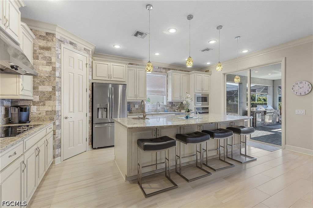 Image 3 of property listing at 2736 Lambay CT, Cape Coral, FL 33991