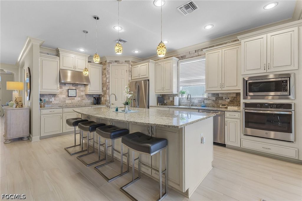 Image 4 of property listing at 2736 Lambay CT, Cape Coral, FL 33991