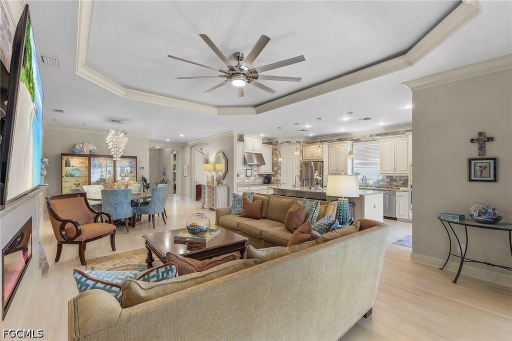 Image 6 of property listing at 2736 Lambay CT, Cape Coral, FL 33991