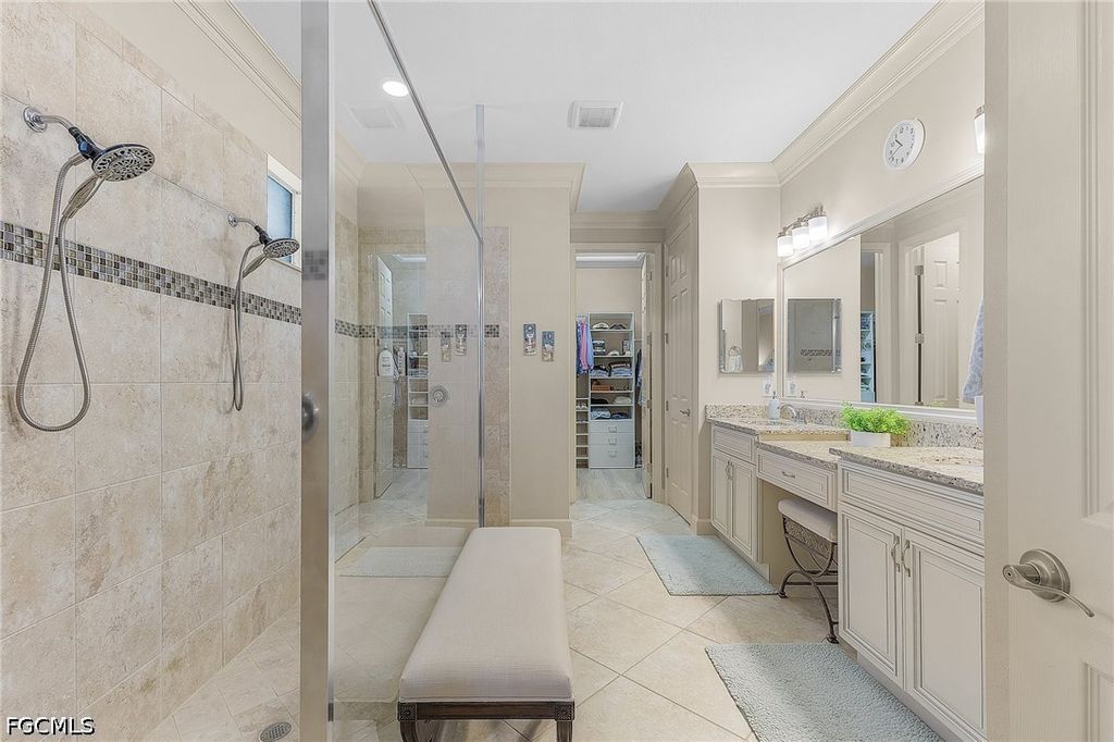 Image 8 of property listing at 2736 Lambay CT, Cape Coral, FL 33991