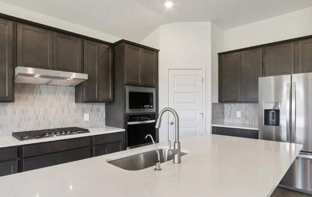 225 Divisadero DR, Hutto, TX 78634