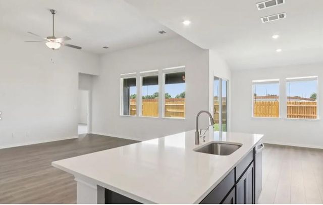 225 Divisadero DR, Hutto, TX 78634