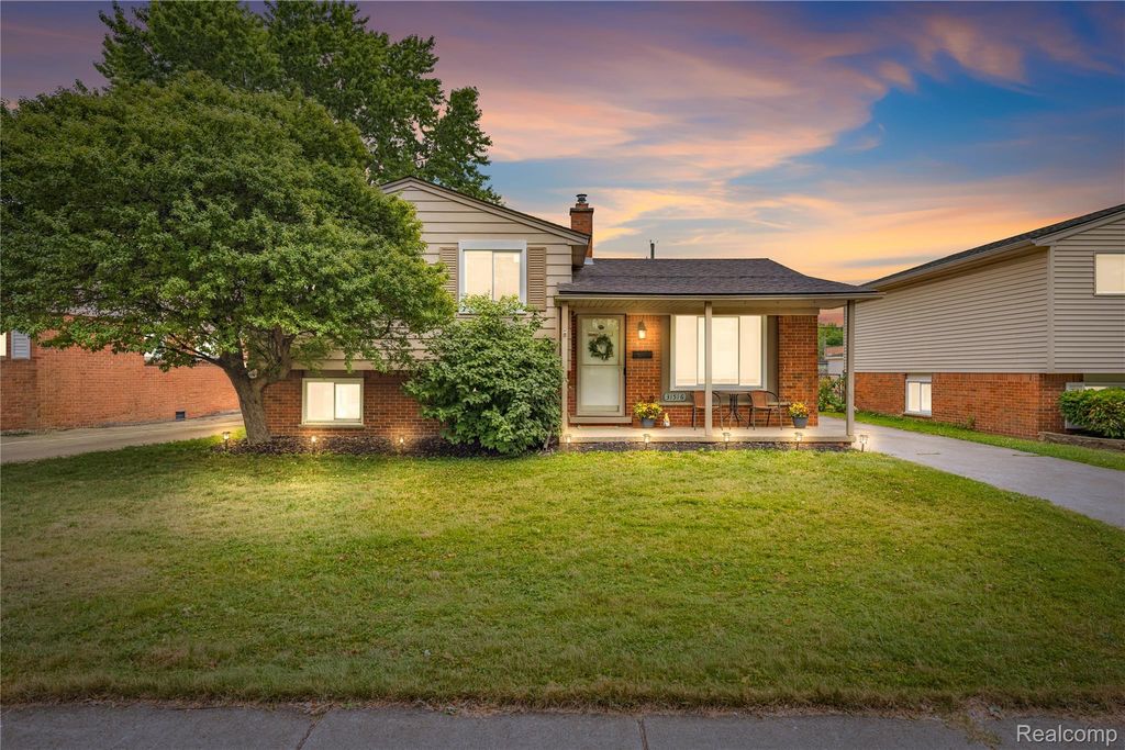 31516 Saint Margaret Street, St. Clair Shores, MI 48082