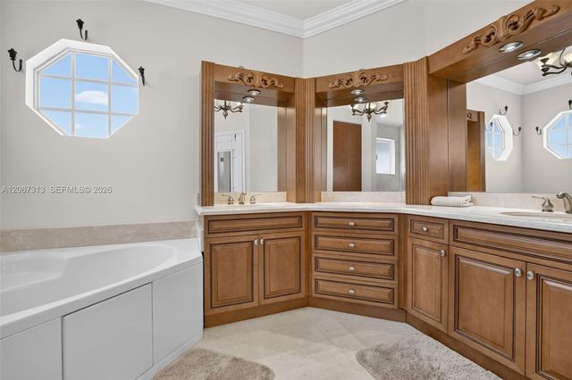 8210 Phoenician Court, Davie, FL 33328