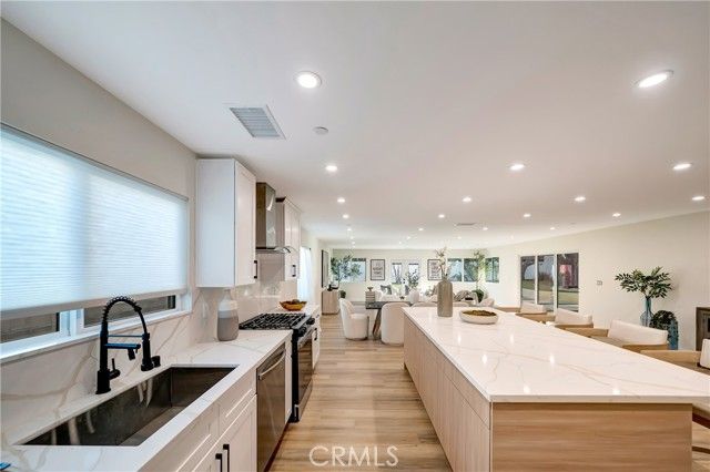 24250 Friar Street, Woodland Hills (los Angeles), CA 91367