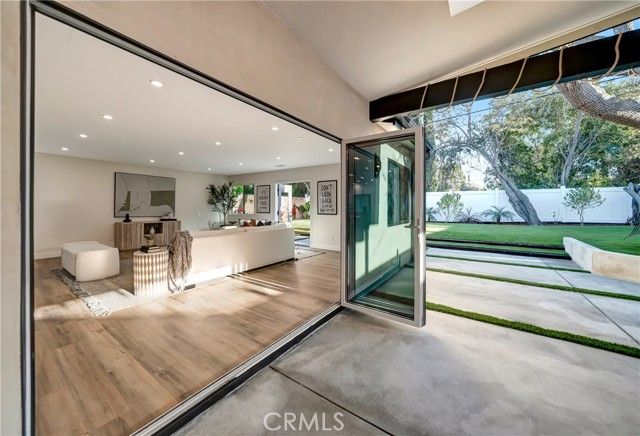 24250 Friar Street, Woodland Hills (los Angeles), CA 91367