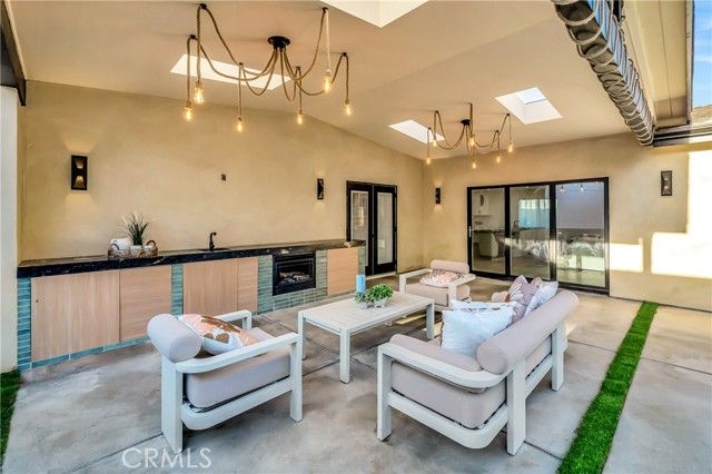 24250 Friar Street, Woodland Hills (los Angeles), CA 91367