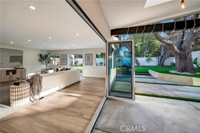 24250 Friar Street, Woodland Hills (los Angeles), CA 91367