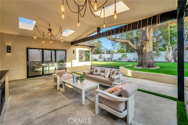 24250 Friar Street, Woodland Hills (los Angeles), CA 91367