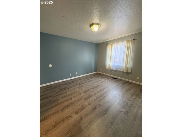 1255 S 13TH St, Cottage Grove, OR 97424