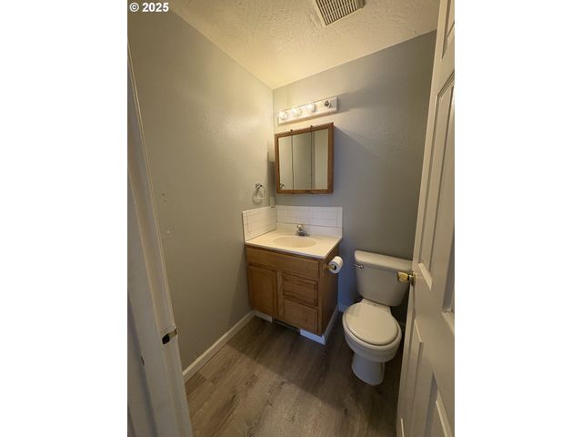 1255 S 13TH St, Cottage Grove, OR 97424