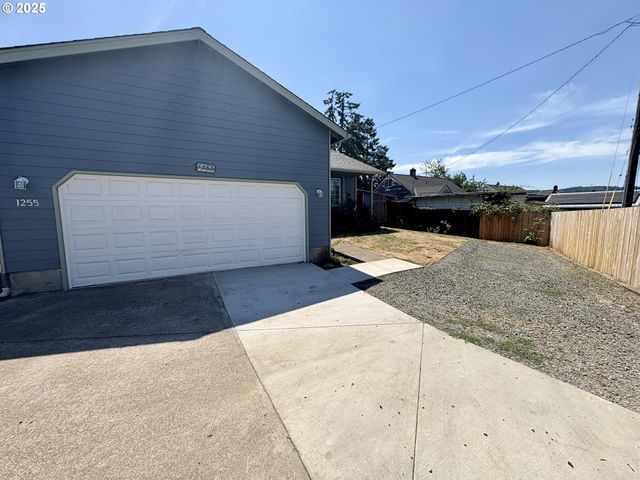 1255 S 13TH St, Cottage Grove, OR 97424