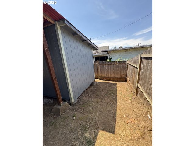 1255 S 13TH St, Cottage Grove, OR 97424