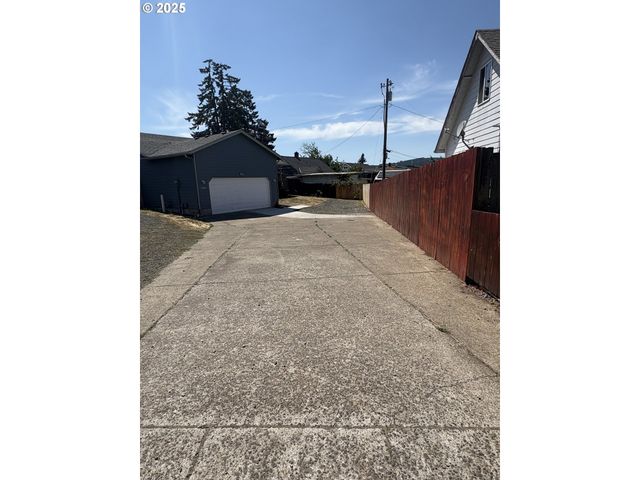 1255 S 13TH St, Cottage Grove, OR 97424