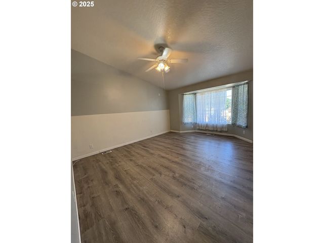 1255 S 13TH St, Cottage Grove, OR 97424