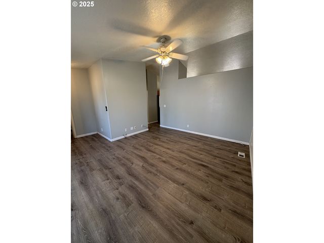 1255 S 13TH St, Cottage Grove, OR 97424