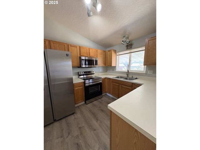 1255 S 13TH St, Cottage Grove, OR 97424