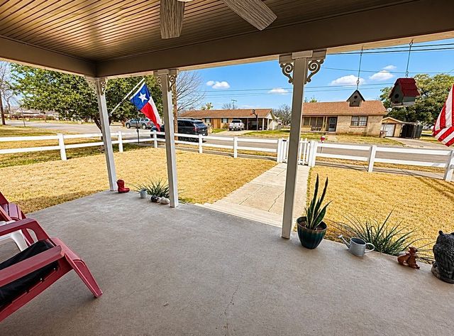 506 W Grand Avenue, Comanche, TX 76442