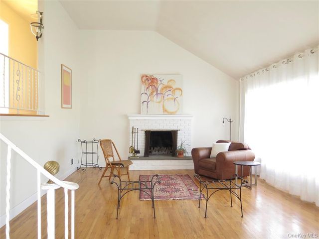 25 Winchester Oval, New Rochelle, NY 10805