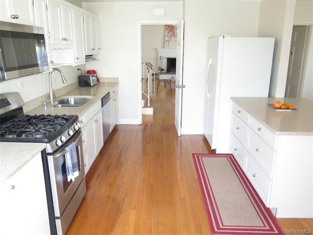 25 Winchester Oval, New Rochelle, NY 10805