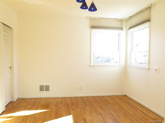 25 Winchester Oval, New Rochelle, NY 10805