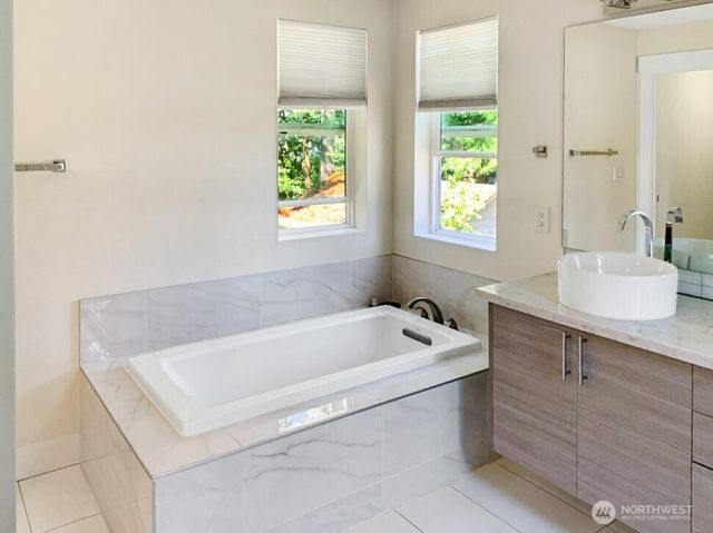 707 Newport Court NE, Renton, WA 98056