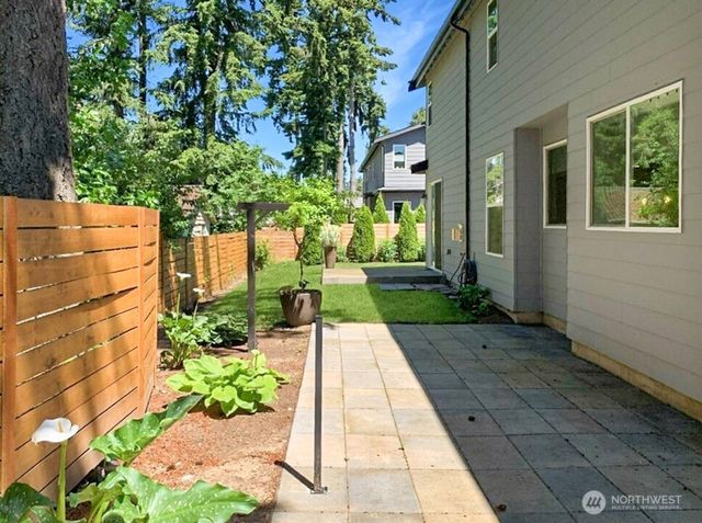 707 Newport Court NE, Renton, WA 98056