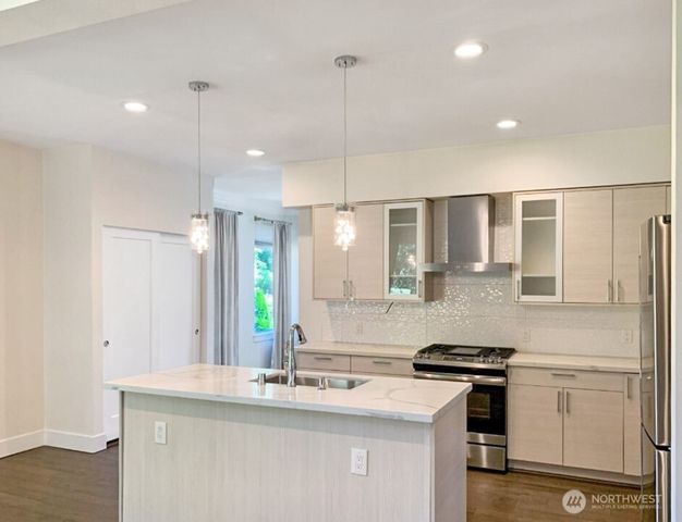 707 Newport Court NE, Renton, WA 98056