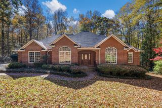 907 Oakhurst Drive, Smiths Station, AL 36877