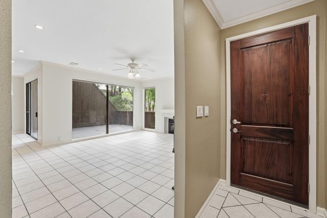 332 Litchfield Lane 38, Houston, TX 77024