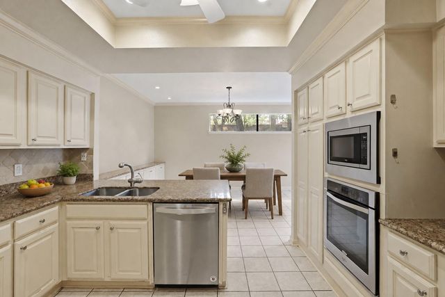 332 Litchfield Lane 38, Houston, TX 77024