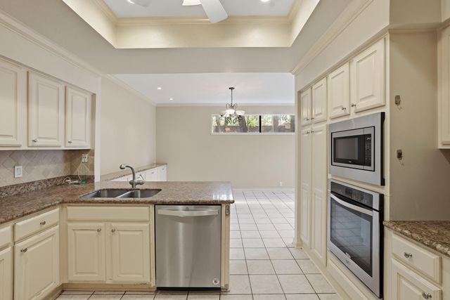 332 Litchfield Lane 38, Houston, TX 77024