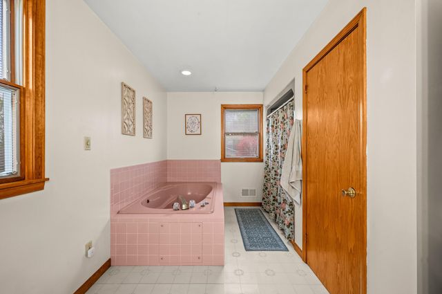 16686 Cleveland Avenue, Weesaw Twp, MI 49113