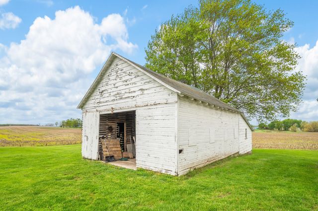 16686 Cleveland Avenue, Weesaw Twp, MI 49113