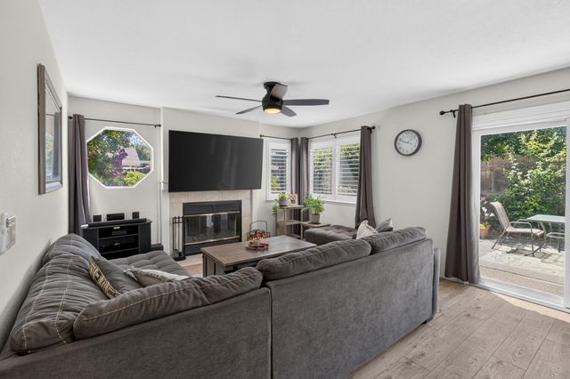 9218 Bromfield Ct, Elk Grove, CA 95624